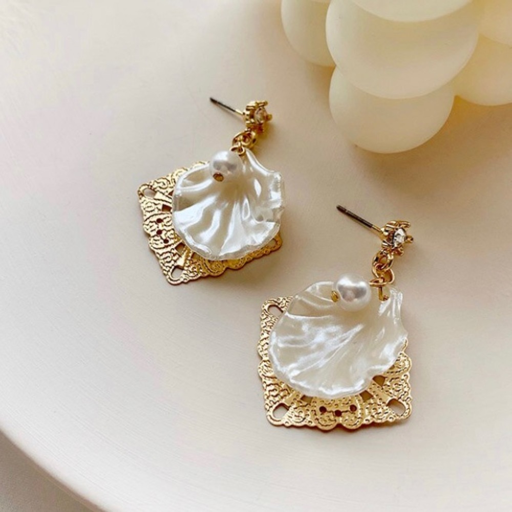 Shell Pearl Rhinestone Stud Earrings